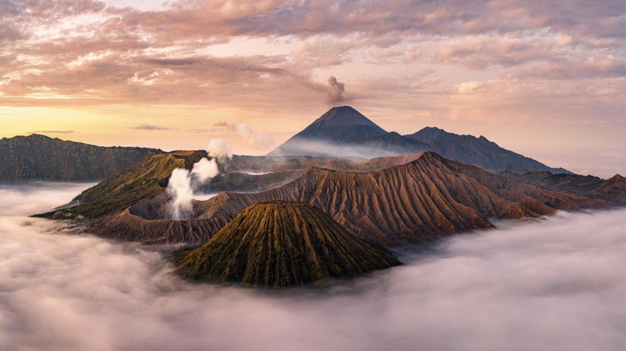 🇮🇩 Mount Bromo, Indonesia: A Sunrise Above the Clouds!