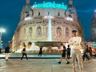 พร้อมเปลี่ยนแผนการเดินทางธรรมดาๆ ให้เป็นทริปสุดอลังการหรือยัง? Porto Antico ในเจนัวทำให้ฉันตะลึงไปเลย — ลองนึกภาพสถาปัตยกรรมคลาสสิกผสานกับค่ำคืนแห่งแสงนีออน ✨ บรรยากาศแบบเมดิเตอร์เรเนียนสุดอึมครึม และเส้นขอบฟ้าที่ราวกับภาพยนตร์ เจนัวไม่ใช่แค่เมืองท่า แต่เป็นอิตาลีที่มีความพิเศษเหนือความคาดหมาย

สถานที่ห้ามพลาด:
Porto Antico di Genova (Calata Falcone e Borsellino, 111, 16128 Genova) เป็นศูนย์กลางริมทะเลของเมือง เปิดตลอด 24 ชั่วโมงทุกวัน สัมผัสความยิ่งใหญ่แบบย้อนยุค (ด้านหน้าอาคารที่ประณีตบรรจง!) พร้อมการแสดงแสงสีทันสมัยจากป้ายโฆษณาที่คึกคัก ไม่ว่าฝนจะตกหรือแดดออก พื้นที่กลางแจ้งของ Porto Antico ก็เหมาะสำหรับการเดินเล่นชมพระอาทิตย์ตกดิน ชมผู้คน และถ่ายภาพศิลปะ — อดใจไม่ไหวที่จะถ่ายภาพเส้นขอบฟ้ายามค่ำคืนด้วยอาคารและป้ายไฟที่ประดับประดาอย่างวิจิตรบรรจง 🤳

เคล็ดลับจากวงใน: เตรียมตัวให้พร้อมสำหรับสภาพอากาศที่แปรปรวน (เช้ามืดครึ้ม ฝนตกกระทันหัน บ่ายแดดออก) ดังนั้นควรเตรียมเสื้อผ้าให้พร้อมและไม่ต้องกังวลเรื่องพกร่ม หากฝนตกหนัก ให้แวะเข้าไปในแกลเลอรีหรือคาเฟ่ในร่มของภูมิภาคนี้ ซึ่งรายล้อมไปด้วยสถาปัตยกรรมสไตล์ตะวันตกที่งดงามกว่า

การเดินทาง:
ใจกลางเมืองเจนัวมีขนาดกะทัดรัด หมายความว่าคุณสามารถเดินสำรวจได้อย่างเต็มที่ 🌍 หรือซื้อตั๋วรถบัสสำหรับการเดินทางไกลก็ได้ ย่านคนเดินของปอร์โตอันติโกนั้นค่อนข้างเงียบสงบ — ระวังถนนที่ปูด้วยหินหากคุณใส่รองเท้าส้นสูง

เคล็ดลับอาหาร: แวะร้านอาหารริมน้ำเพื่อลิ้มลองพาสต้าเจโนเวเซและโฟคาชชาสดใหม่ ร้านอาหารส่วนใหญ่ไม่จำเป็นต้องจอง เว้นแต่คนจะแน่นมากในช่วงสุดสัปดาห์

เคล็ดลับอื่นๆ: ตู้เอทีเอ็มในเจนัวมีอยู่ทั่วไป บัตรเครดิตใช้ได้ แต่เงินสดจำนวนเล็กน้อยก็เหมาะสำหรับซื้ออาหารริมทาง

#GenoaNights #PortoAntico #ItalyTravel #CityscapeLovers #EuroAdventure