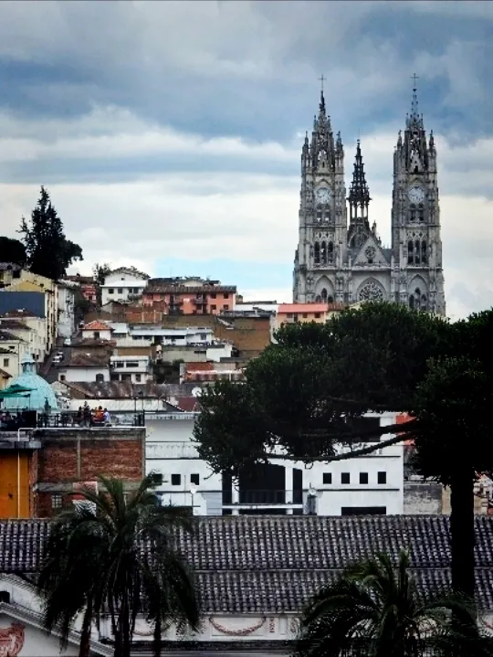 Catedral Metropolitana — มหาวิหารประวัติศาสตร์แห่งกีโตบนจัตุรัส Plaza Grande 。