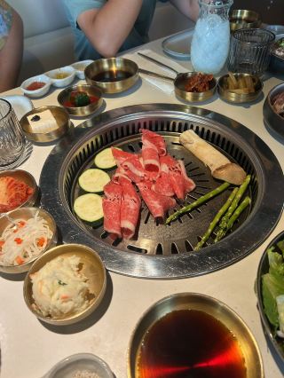 想在爾灣光譜中心找最棒的韓式烤肉？試試 Kalbi Social Club