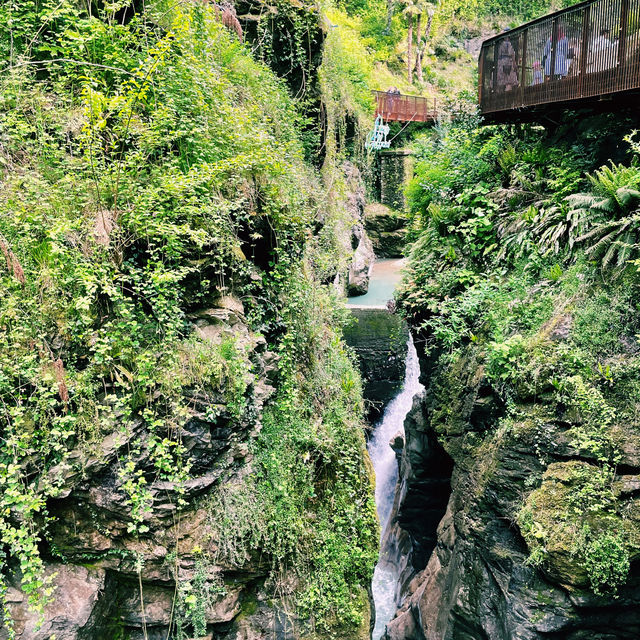 Hidden waterfall in Lake Como!