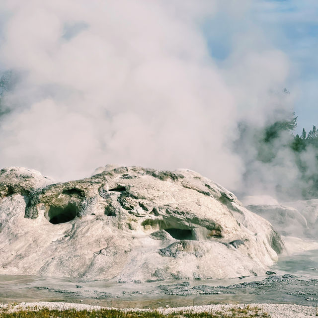 🌟 Top 3 Must-See Landmarks in Yellowstone National Park 🌟