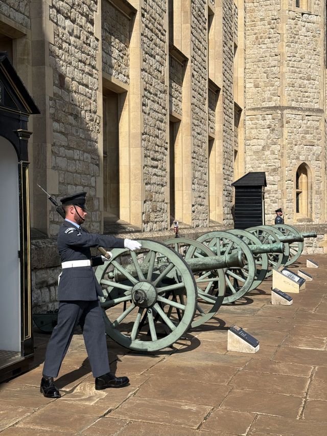 A Comprehensive Guide to the Tower of London 🏰