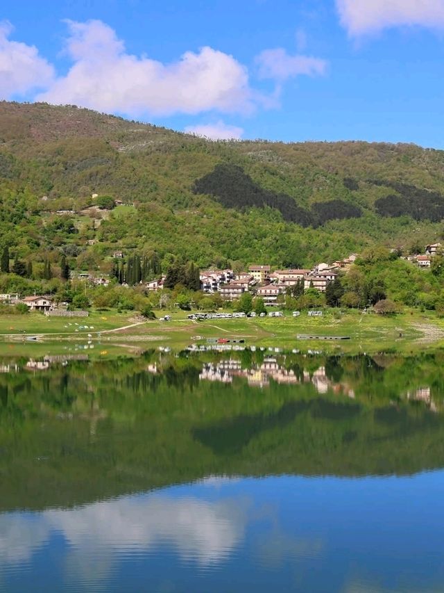 🌊 A Quiet Mirror by the Lake – Colle di Tora, Italy