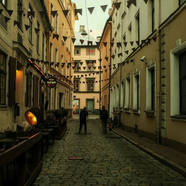 Riga’s Old Town Alleys — Where Time Slows Down 🕰️🌸