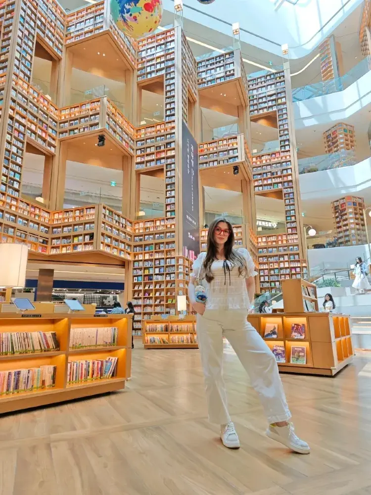 ソウルより巨大で圧巻!水原(スウォン)のスターフィールド図書館。