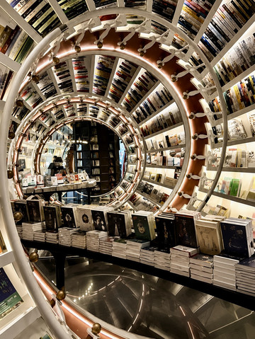 まるで無限へと続く扉。異空間すぎる書店へ。 | Trip.com 上海