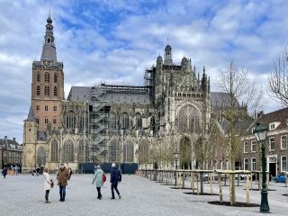 's-Hertogenbosch (Den Bosch for short), located in the province of North Brabant in the southern Netherlands, is the capital of the province and has a population of approximately 160,000. It is a renowned historical and cultural city in the Netherlands. Founded in the late 12th century, it was once an important defensive fortress and still retains its medieval old-town charm, with narrow streets, ancient buildings, and canals creating a unique urban landscape. Its most famous landmark is St. John's Cathedral (Sint-Janskathedraal), a Gothic building constructed between the 14th and 16th centuries, considered one of the finest churches in the Netherlands. Another major feature of the city is its canals, where visitors can take boat trips among the old town buildings and admire the historical waterways hidden underground and in the alleyways. It is also the birthplace of the famous Dutch painter Hieronymus Bosch, and the Het Noordbrabants Museum showcases a rich collection of art and local history.