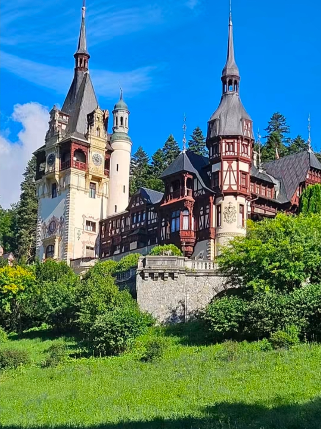 Peleș Castle: Romania’s Royal Showstopper in the Bucegi Mountains 👑🏰