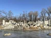 破壊し尽くされた歴史的建造物と噴水、圓明園