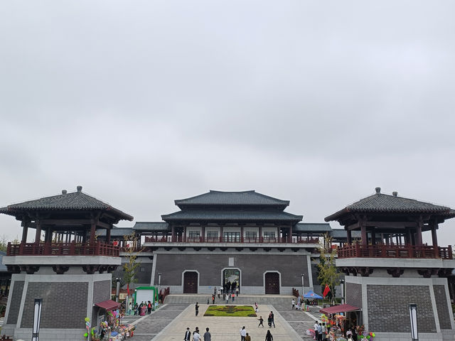 有句話說：綠水青山就是金山銀山 想必說的就是漢梁公園叭