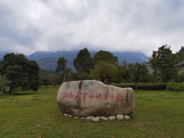 江西上饶靈山，山勢起伏似睡美人，景色秀麗，是道教第三十三福地