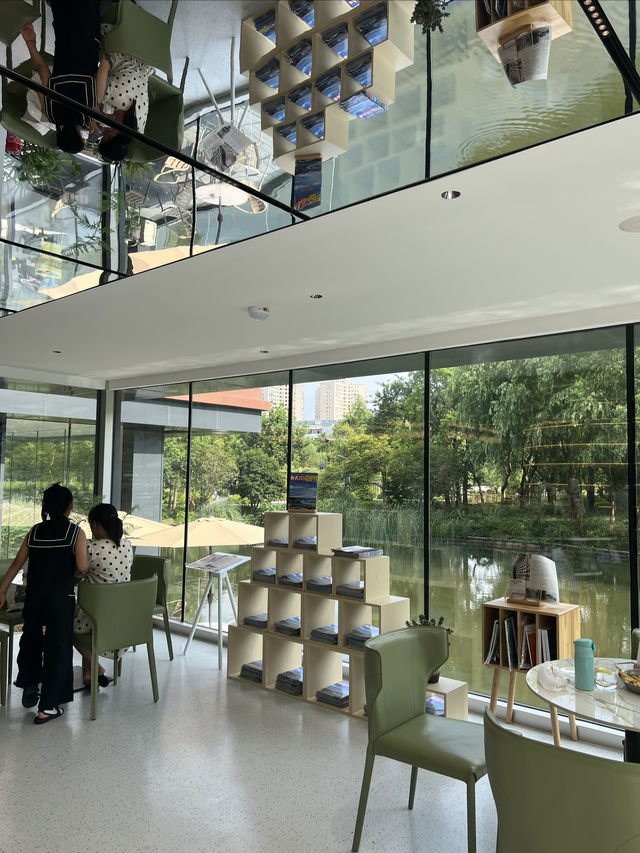 國內首家期刊主題書店