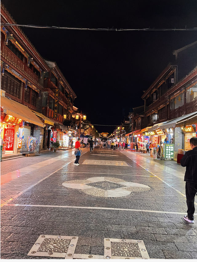 出來旅遊當然要逛逛當地夜市｜雲南官渡古鎮