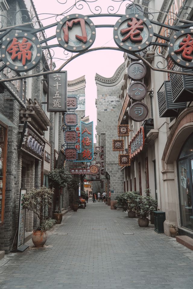 The neon district in the urban area of Chengdu, with a Republic of China style, is free to visit!