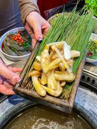 The mushroom hotpot restaurant in the ancient city of Lijiang is breathtakingly beautiful!