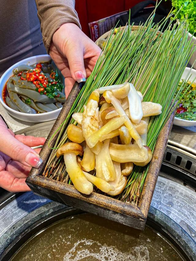 The mushroom hotpot restaurant in the ancient city of Lijiang is breathtakingly beautiful!