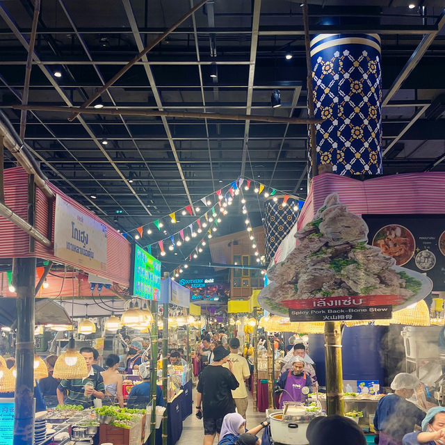 방콕에서 제일 큰 쇼핑몰 안에 있는 실내 야시장🛒