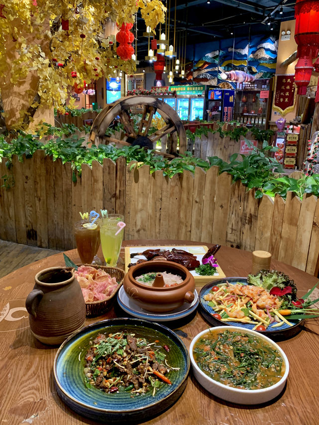 到昆明下高鐵的第一站……！直奔民族菜館！。