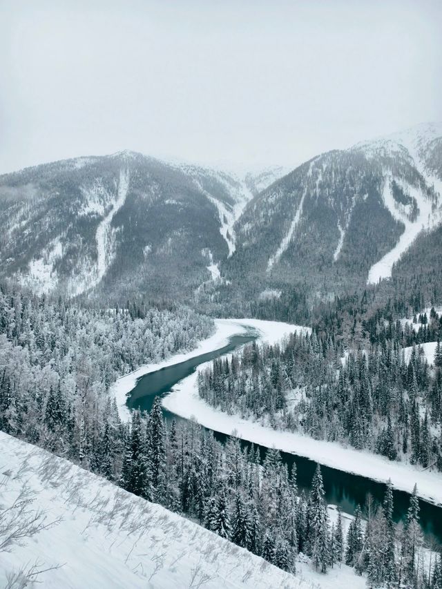 新疆阿勒泰烏倫古湖｜在銀白色冬天趕一場雪海日落