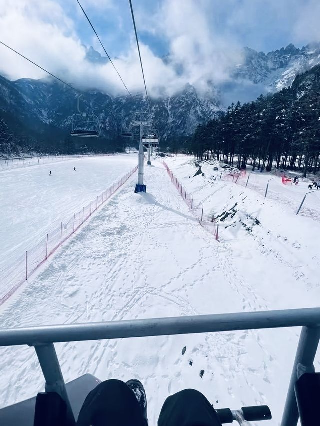 滿屏雪山霧凇的滑雪場