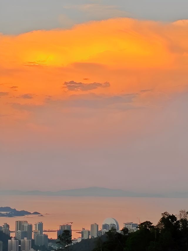 一座建在山上的公園，山頂可俯瞰到珠澳美景
