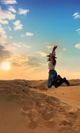 Crossing the golden dunes to encounter Baiyin's tranquil night