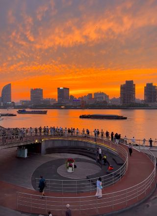 The sunset in the Magic City is always enchanting, especially during dusk at Yangpu Riverside.