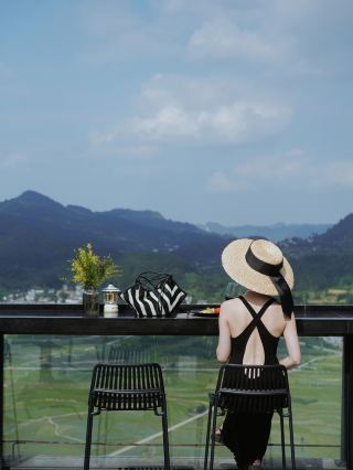A countryside hotel with an infinity pool near Guiyang, staying amidst the scenery