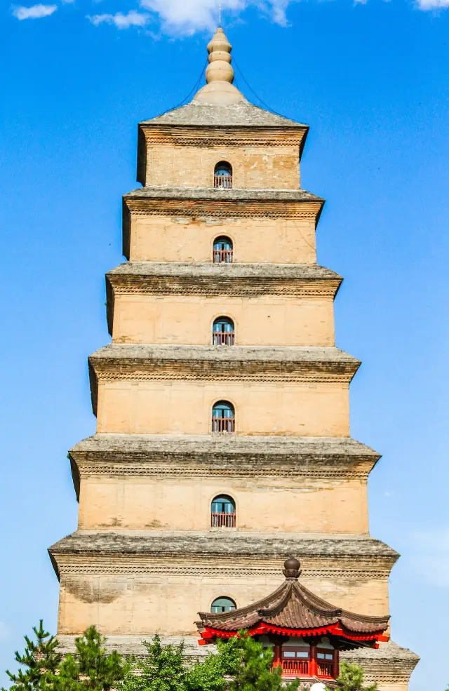 Little Feet Striding Through Chang'an, Stepping into the Pages of History