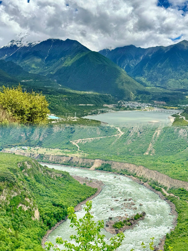 西藏林芝｜被低估嘅寶藏地！雪山桃花藏寨，隨手一拍就係大片！