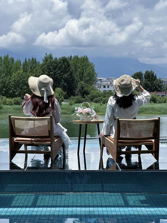 一睜眼就係日照金山嘅絕美民宿 一睜眼就係日照金山嘅絕美民宿