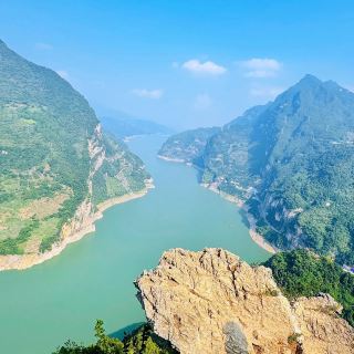เรือเล็กล่องผ่านสามผา | ทิวทัศน์อันน่าทึ่งของ Eagle Beak Rock ใน Zigui
