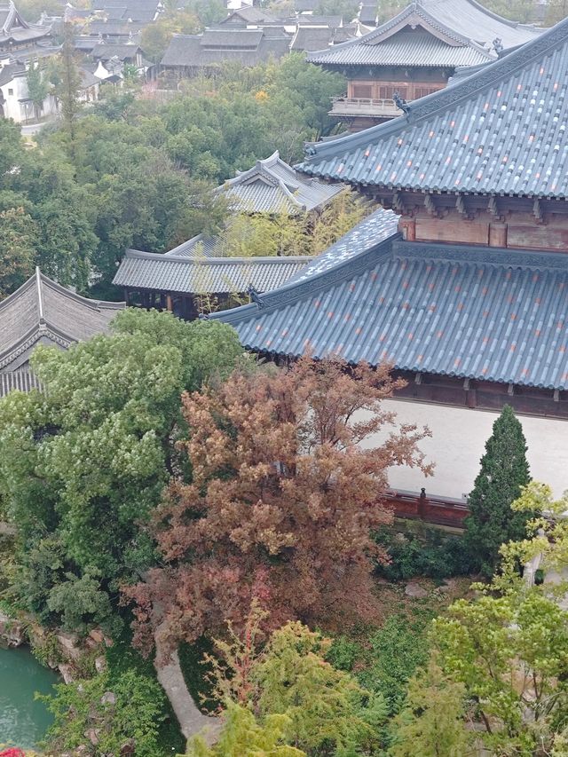 古鎮晨寐，塔上獨醒！