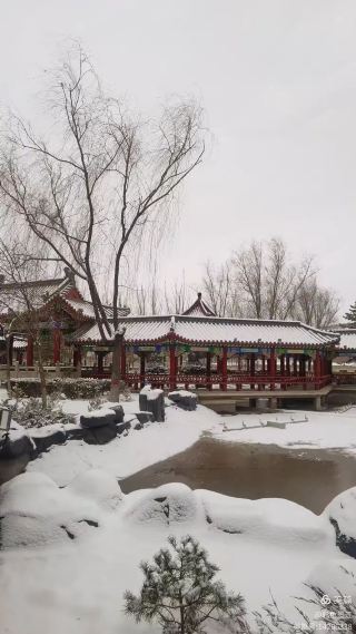 陝西省の李自成行宮、赤い壁と白い雪が美しさを際立たせる