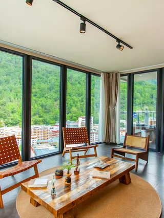 My girlfriend booked a snow mountain view boutique stay in Kangding