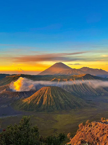 ブロモ砂海に踏み込み、感動的な火山の雲海と日の出に出会う | Trip