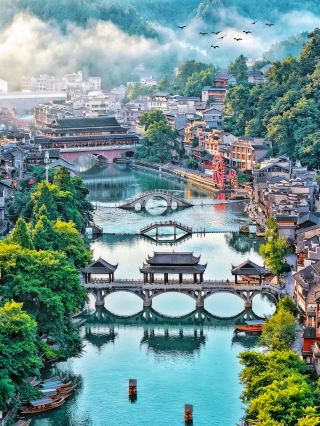 Misty Rain on the Tuojiang River: A Dream of the Border Town | A Two-Day, One-Night Travelogue of Fenghuang Ancient Town "Waiting for a city shrouded in mist and rain, crossing a lifetime of love." The border town depicted by Shen Congwen holds...