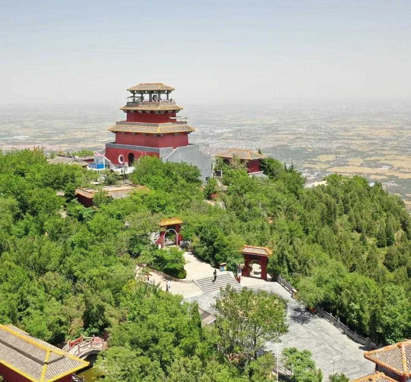 Shizu Mountain (Juci Mountain) | A Sacred Mountain of Culture and Heritage near Zhengzhou: A Guide to Hiking and Tracing One's Roots. Shizu Mountain, formerly known as Juci Mountain, is located in Xindian, Xinzheng City, Zhengzhou.