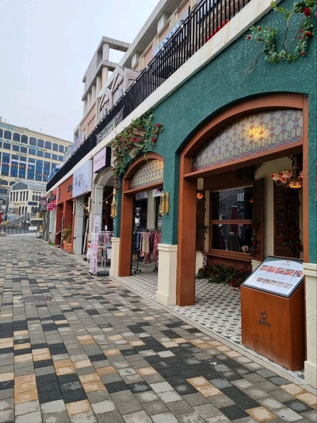 이국적인 분위기의 수로 번화가