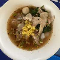 ก๋วยเตี๋ยวหมูต้มยำตำลึงหน้าวัง ของอร่อยหัวหิน 😋