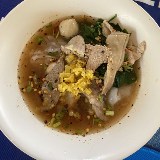 ก๋วยเตี๋ยวหมูต้มยำตำลึงหน้าวัง ของอร่อยหัวหิน 😋