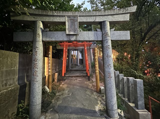 福岡・西公園。ライトアップが魅力の一つ『正一位中司孫太郎稲荷神社』