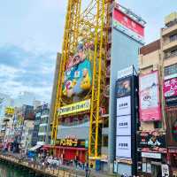大阪観光スポット！道頓堀のえびす橋から続く道には派手なおもしろ看板が！めっちゃ元気でます