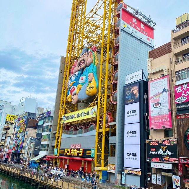 大阪観光スポット！道頓堀のえびす橋から続く道には派手なおもしろ看板が！めっちゃ元気でます