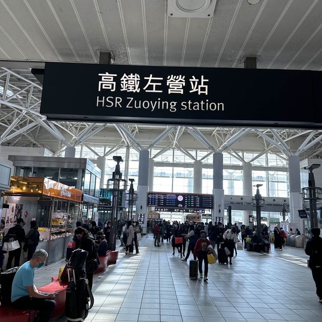 高鐵左營站很熱鬧，而且還直通很多交通工具非常的適合
