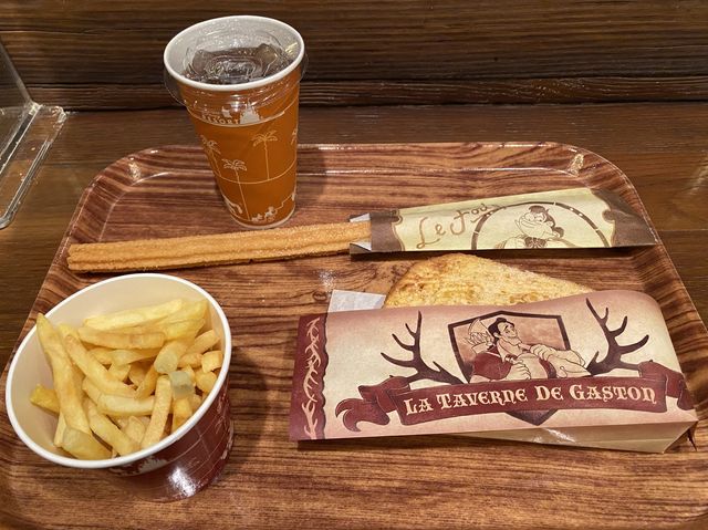 千葉・舞浜。東京ディズニーランド『LA TAVERNE DE GASTON』でカフェタイム。