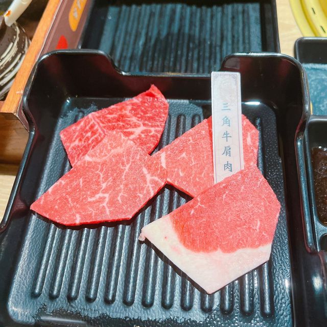 推介美國SRF極黑牛，滿滿牛香，脂肪均勻，輕輕燒兩燒已經充滿油脂香～