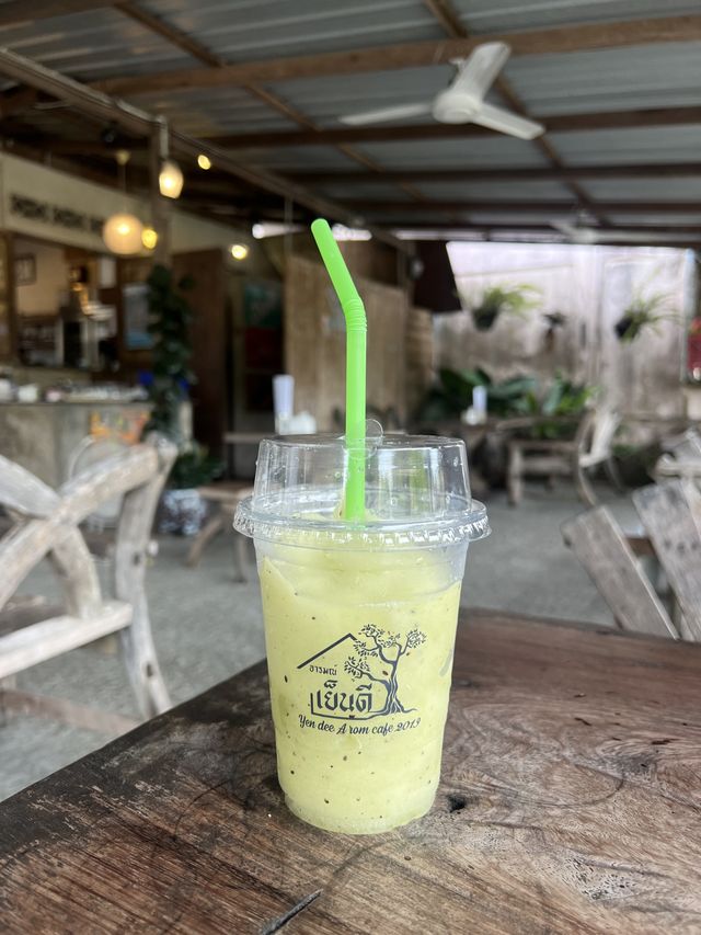 ร้านยินดี ริมน้ำ วิวโบสถ์คริสต์ 