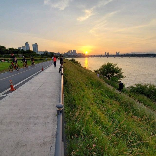 Miraculous sunset at Jamsil Hangang Park